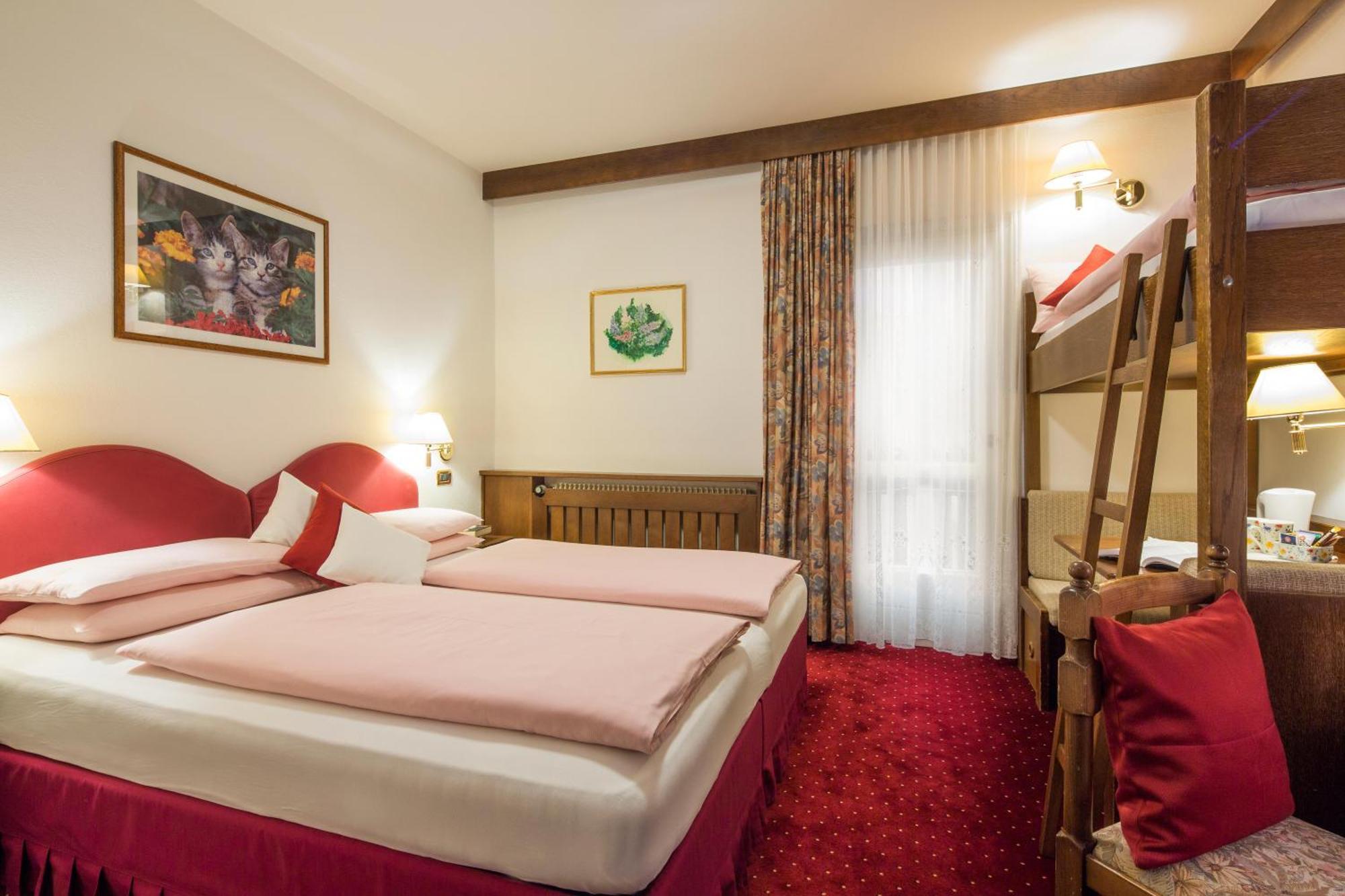 Hotel Maria Corvara In Badia Bagian luar foto